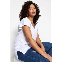 Beyaz Boyfriend V Yaka Yırtmaçlı %100 Pamuk Örme T-Shirt TBBSS22BF0036