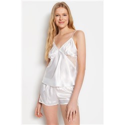 TRENDYOLMİLLA Beyaz Dantel ve Pencere/Cut Out Detaylı Saten Atlet-Şort Dokuma Pijama Takımı THMSS23PT00069