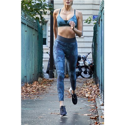 Charline Heather Celeste и спортивный бюстгальтер Petrol Blue