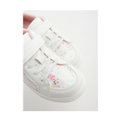 Sportschuhe mit beweglicher Applikation