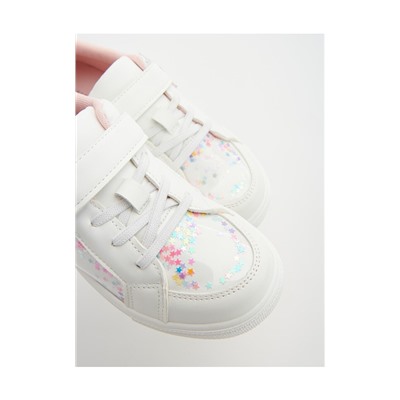 Sportschuhe mit beweglicher Applikation