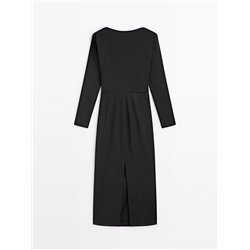 Vestido midi negro frunce lateral