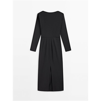 Vestido midi negro frunce lateral
