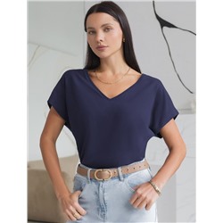 Футболка с V-вырезом и цельнокроеным рукавом из премиального хлопка