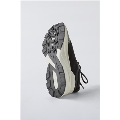 SPORTY SNEAKERS