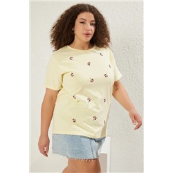 Sarı Boyfriend Çiçek Nakış Detaylı %100 Pamuk Örme Büyük Beden T-shirt TBBSS24BF00029