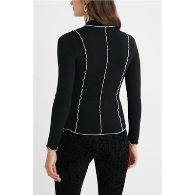 Camiseta slim ribetes