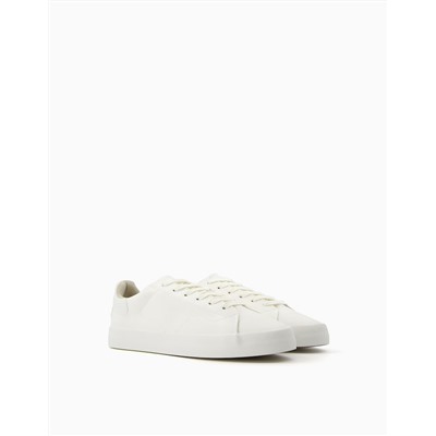 Men’s monochrome trainers.