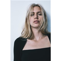 RIBBED SQUARE NECK T-SHIRT