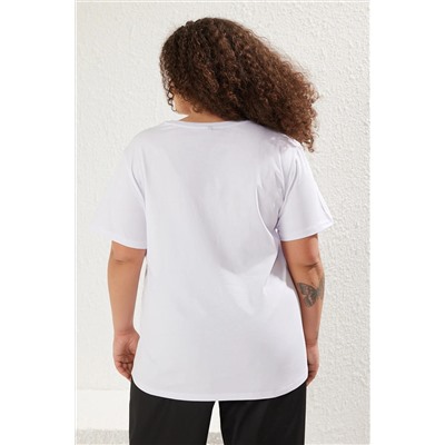 Beyaz Geniş Kalıp Nakış Detaylı Örme Büyük Beden T-Shirt TBBSS22BF00002