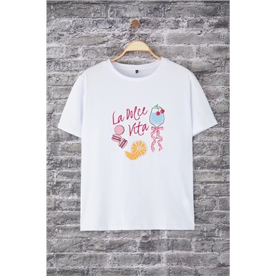 Beyaz Kokteyl Baskılı Boyfriend Fit Büyük Beden T-shirt TBBSS25BF00068