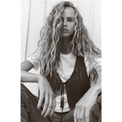 CONTRAST T-SHIRT AND VEST