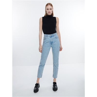 Джинсы mom fit с эффектом потертости