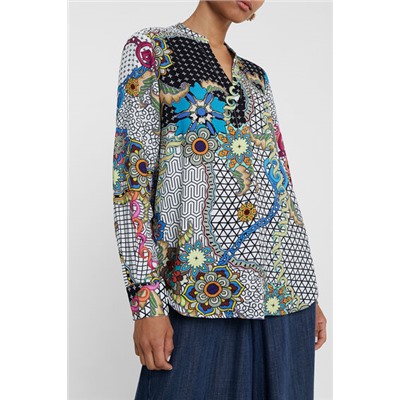 Blusa estampada cuello pico