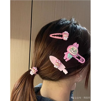 Лабубумания перешла и на аксессуары😁  Набор заколок для девочек с LABUB*U