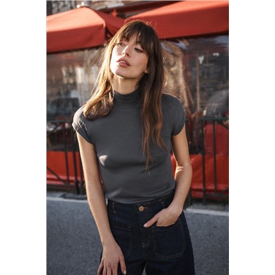 RIBBED HIGH NECK T-SHIRT