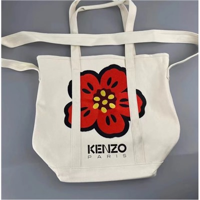 Сумка-тоут Kenz*o с вышивкой на длинном ремешке и двумя короткими ручками. Внутри одно отделение. Закрывается на небольшой карабин.
