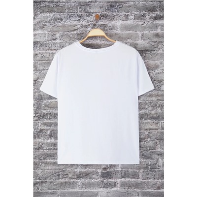 Beyaz Kokteyl Baskılı Boyfriend Fit Büyük Beden T-shirt TBBSS25BF00068