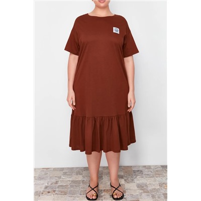 Kahverengi Eteği Fırfırlı Etiket Detaylı %100 Pamuk Örme Büyük Beden T-shirt Elbise TBBSS24AH00171