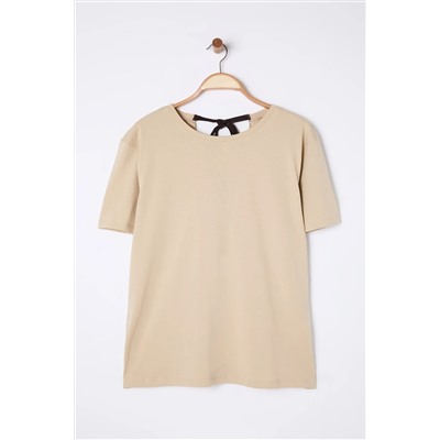 Bej Regular Fit Sırtı Bağlama/Fiyonk Detaylı Örme Büyük Beden T-shirt TBBSS25BF00000