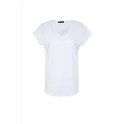 Beyaz Boyfriend V Yaka Yırtmaçlı %100 Pamuk Örme T-Shirt TBBSS22BF0036