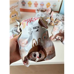 Ну какие милаши 🥰 Набор из 6 штук   LABUBU   6 запакованных коробок с разными игрушками. Какие там неизвестно, но приложили фото, какие должны быть.  Это та самая слепая коллекция, которую пока не откроешь, не узнаешь.