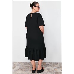 Siyah Eteği Fırfırlı Etiket Detaylı %100 Pamuk Örme Büyük Beden T-shirt Elbise TBBSS24AH00171