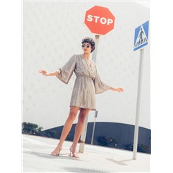 Kleid aus glänzendem Stoff