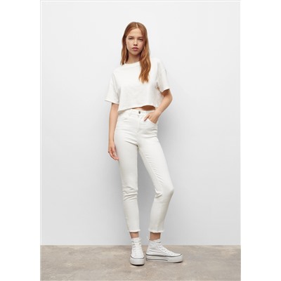 Jeans slim bajo deshilachado