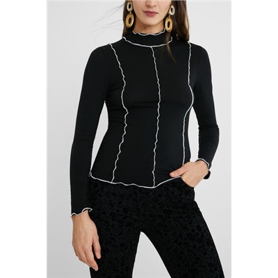 Camiseta slim ribetes