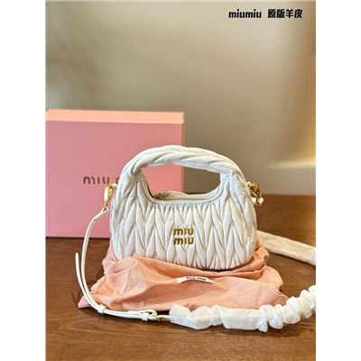 Трендовая сумка-малышка MiuMiu 👔  Реплика  Материал: овечья кожа  4 цвета  Размер: 22*11