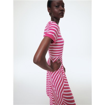 Kleid mit asymmetrischem Unterteil