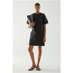 SHORT-SLEEVED CRINKLED DRESS