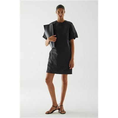 SHORT-SLEEVED CRINKLED DRESS