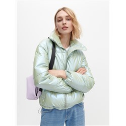 Pufferjacke mit holographischer Oberfläche