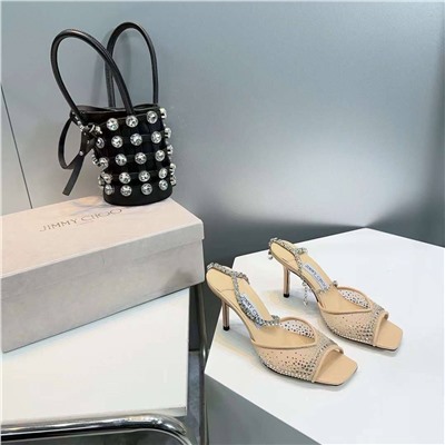 Более открытый вариант босоножек Jimmy Choo   Коллекция: Весна-Лето’24   Материалы: сетка инкрустированная кристаллами Swarovski, стелька из овечьей кожи Высота каблука: 9,5 см