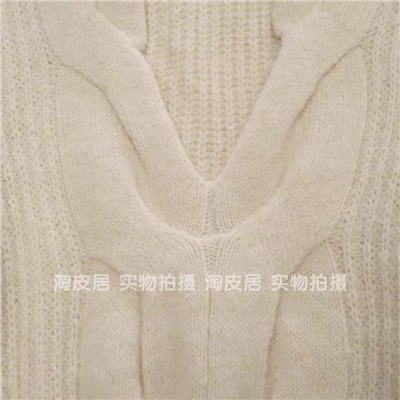 Женский пуловер с красивыми объемными  косами  MANG*O