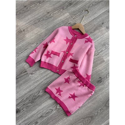 Костюм для девочек из двух предметов в стиле Mini Peace ♥️ вязаный кардиган с круглым вырезом и юбка.