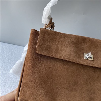 Трендовая сумка в стиле Balenciag*a rode*o