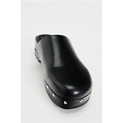 STUDDED CLOGS
