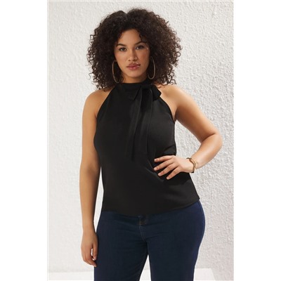 Siyah Halter Yaka Bağlama Detaylı Örme Büyük Beden Bluz TBBSS25AF00007