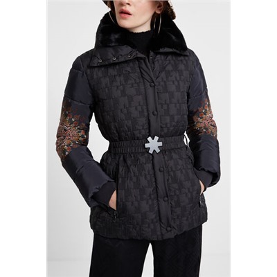 Chaqueta padded cintura ajustable cuello alto