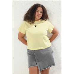 Sarı Bisiklet Yaka Nakışlı Crop Örme Büyük beden T-shirt TBBSS25BF00015