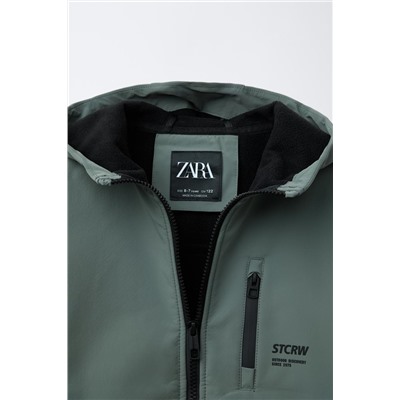 CAZADORA TÉCNICA FORRADA CAPUCHA WATER REPELLENT