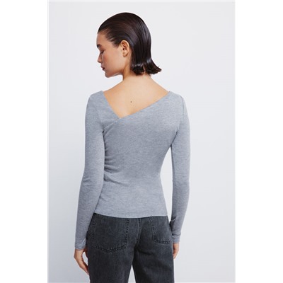 Camiseta escote asimétrico