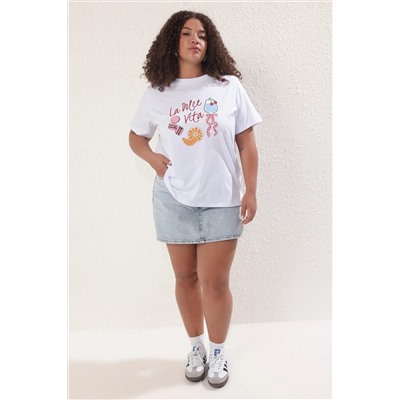 Beyaz Kokteyl Baskılı Boyfriend Fit Büyük Beden T-shirt TBBSS25BF00068