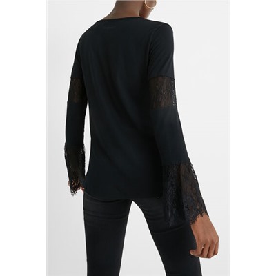 Camiseta mangas campana apliques