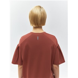 Футболка со сборками на рукавах