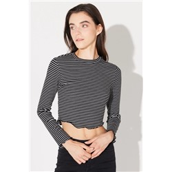 Lee, Slim Fit Dar Kesim Bisiklet Yaka Siyah Beyaz Çizgili Crop Uzun Kollu Tişört