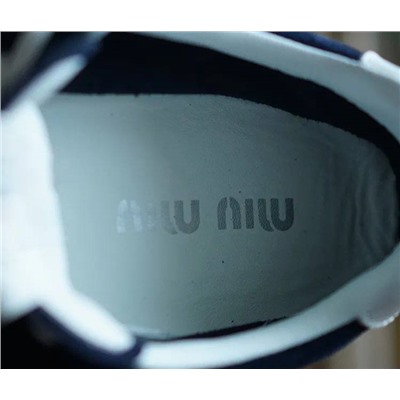 Mi*u Mi*u  👟  модные женские кроссовки в стиле ретро✔️  верхний слой выполнен из матовой коровьей кожи, подошва - износостойкая композитная резина.  Продавец указывает что отшиты из остатков оригинальных тканей✔️